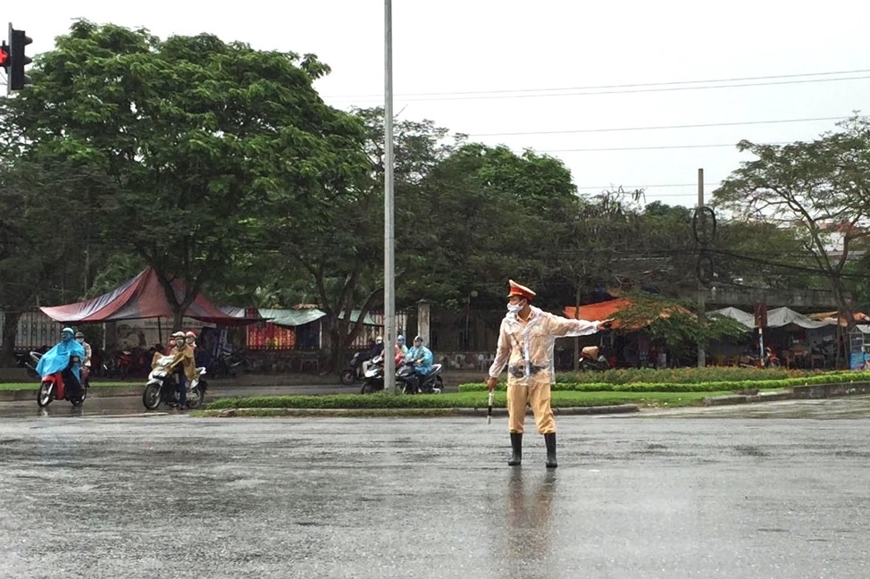 Tuần đầu nới lỏng giãn cách xã hội, tăng cường lực lượng bảo đảm trật tự an toàn giao thông